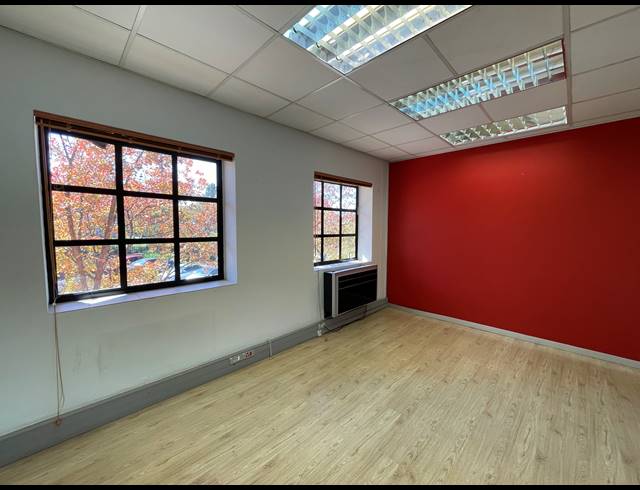 224.60M² OFFICE TO LET IN LYME PARK